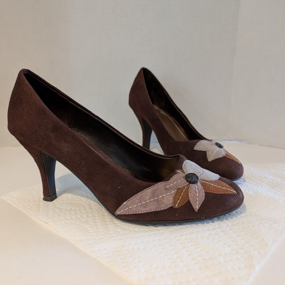 Brown‎ Suede Look Pumps With Floral Detail Sz. 9 by Highlights.